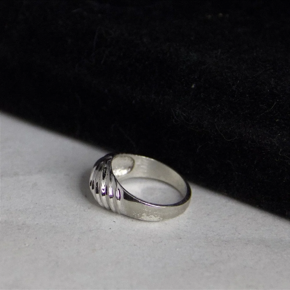 Vintage Silver Tone Ribbed Dome Ring Sculptural Tapered Band Size 7.5